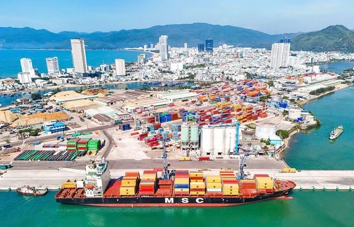 Hàng hóa tập kết tại Cảng Quy Nhơn. Ảnh: ĐVCC