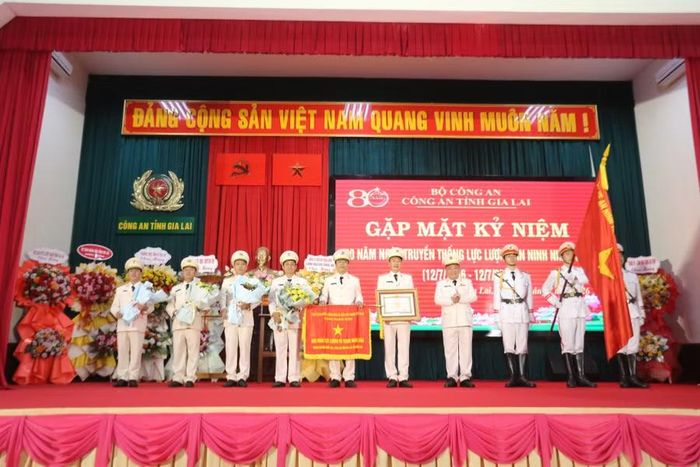 Phòng An ninh điều tra (Công an tỉnh) đón nhận danh hiệu Anh hùng lực lượng vũ trang nhân dân của Chủ tịch nước. Ảnh: Văn Ngọc