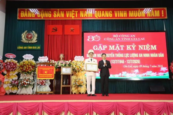 Phó Chủ tịch UBND tỉnh Nguyễn Hữu Quế trao bằng khen của Chủ tịch UBND tỉnh cho lãnh đạo Công an tỉnh. Ảnh: Văn Ngọc