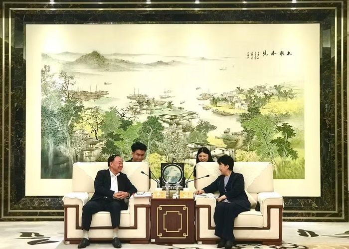 Bí thư Tỉnh ủy Thái Đại Ngọc (bên trái) và Phó Thị trưởng TP. Tô Châu Quý Tinh cùng trao đổi nhiều nội dung quan trọng nhằm thúc đẩy hợp tác đầu tư song phương. Ảnh: Đoàn Bình