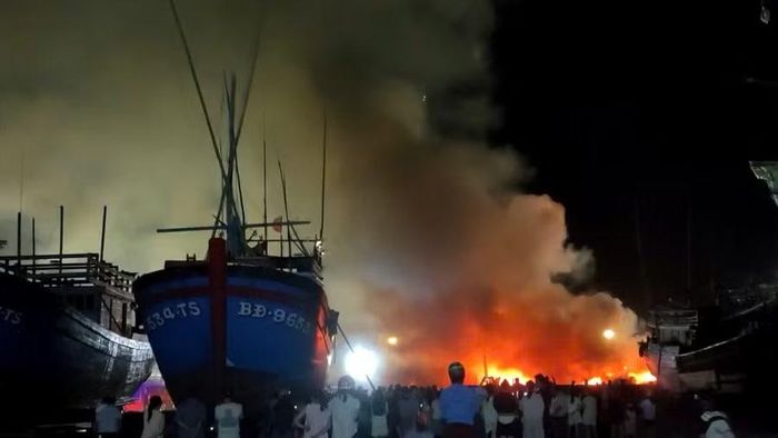 Do gió lớn và thủy triều rút cạn nên các phương tiện tham gia chữa cháy khó tiếp cận hiện trường. Ảnh: CTV