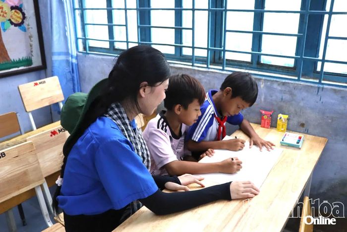 Đoàn viên hướng dẫn học sinh học tiếng Anh tại Trường Tiểu học và THCS Phước Kháng.