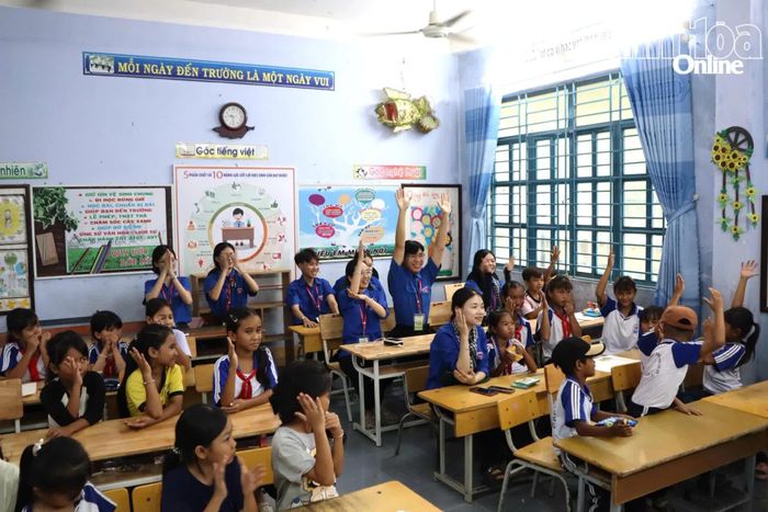 Không khí sôi nổi của lớp học tiếng Anh tại Trường Tiểu học và THCS Phước Kháng do các đoàn viên Trường Kinh tế và Kinh doanh (Trường Đại học Nha Trang) tổ chức.