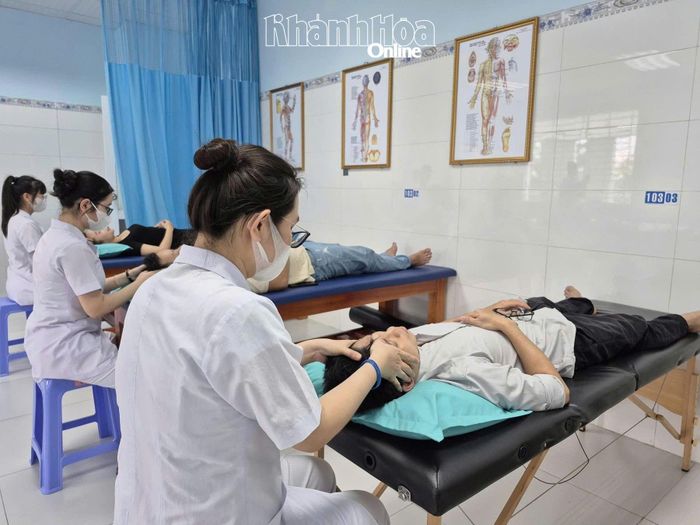 Điều trị bệnh bằng các phương pháp y học cổ truyền tại Bệnh viện Đa khoa Yersin Nha Trang.