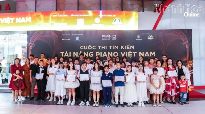 Thí sinh, phụ huynh và giáo viên có mặt tại Cung Văn hóa thiếu nhi Khánh Hòa trong một buổi thi.