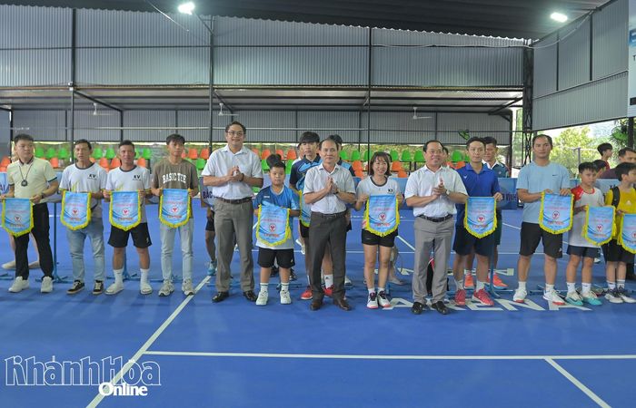 Lãnh đạo Sở Văn hóa, Thể thao và Du lịch trao cờ lưu niệm cho đại diện các đơn vị dự giải.