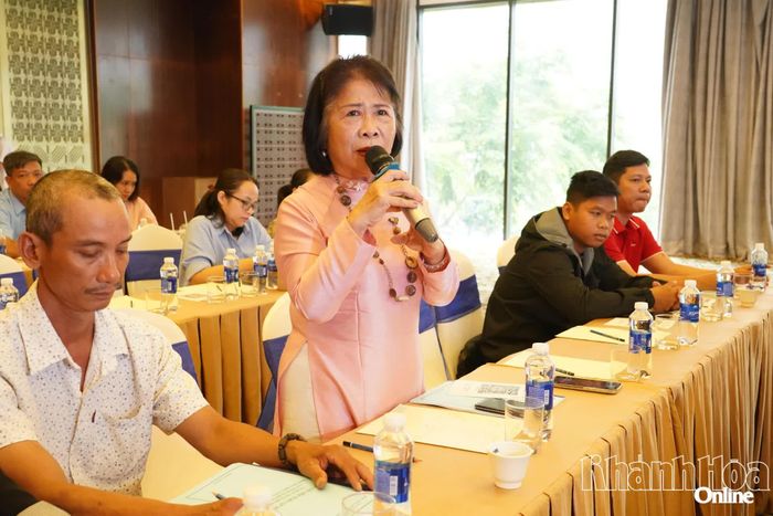 Đại biểu trao đổi tại hội nghị tập huấn.