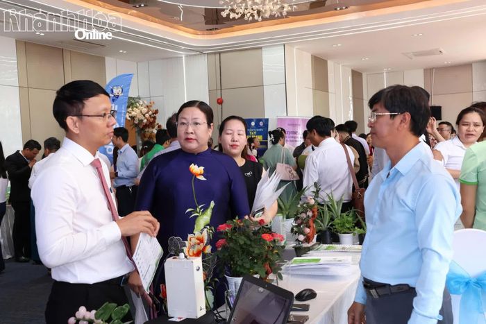 Đồng chí Nguyễn Thanh Hà - Phó Chủ tịch UBND tỉnh tham quan mô hình khởi nghiệp sáng tạo tại Ngày Khoa học, Công nghệ và đổi mới sáng tạo tỉnh Khánh Hòa năm 2026.