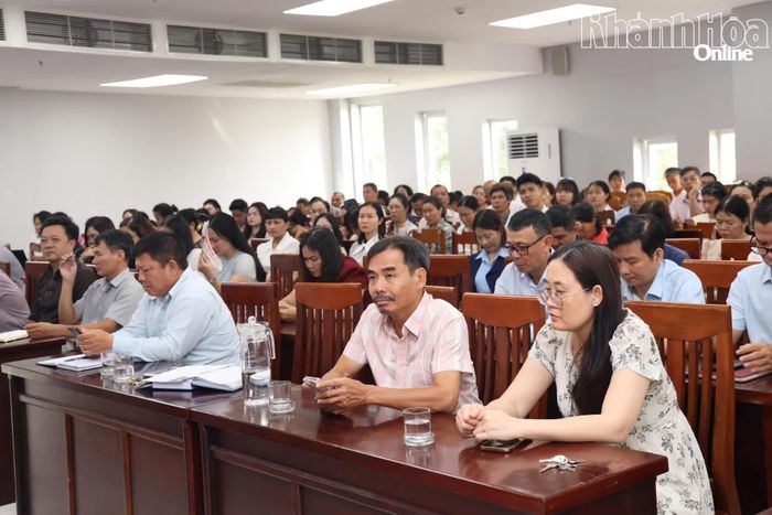 Cán bộ, viên chức, người lao động tham dự hội nghị.