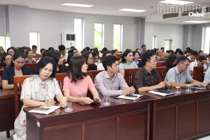 Cán bộ, viên chức, người lao động tham dự hội nghị.