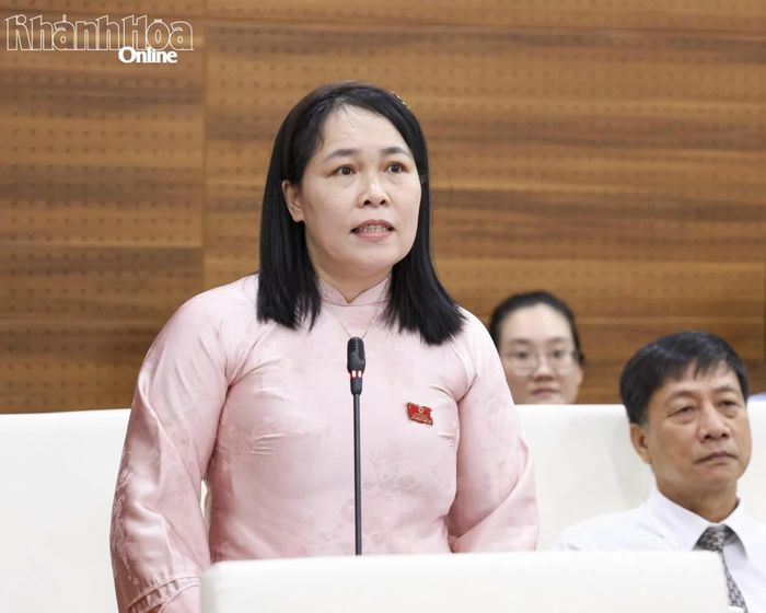 Đại biểu HĐND tỉnh Nguyễn Thị Thanh Tình - Ủy viên chuyên trách Ban Pháp chế HĐND tỉnh nêu câu hỏi chất vấn