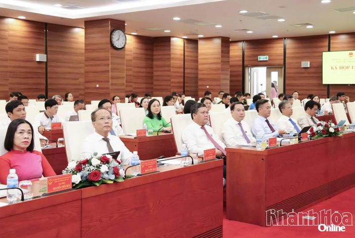 Các đồng chí lãnh đạo tỉnh, đại biểu HĐND tỉnh tham dự kỳ họp.