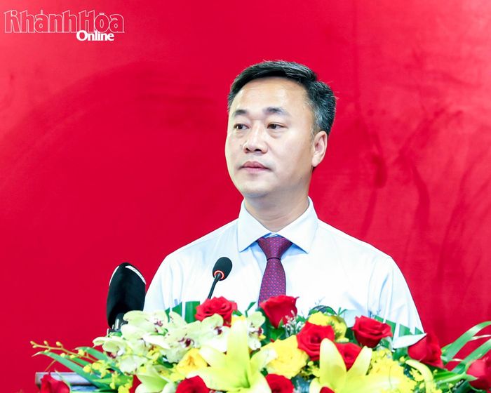 Chủ tịch UBND tỉnh Nguyễn Việt Hùng phát biểu tại kỳ họp.