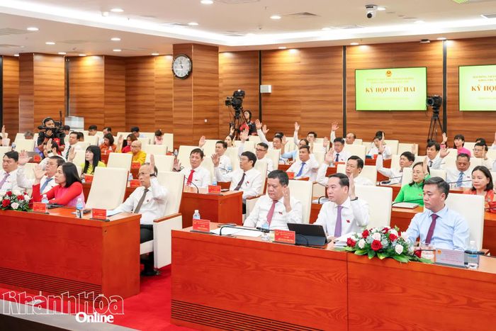 Các đại biểu biểu quyết thông qua nghị quyết về Kỳ họp thứ 2, HĐND tỉnh khóa VIII.