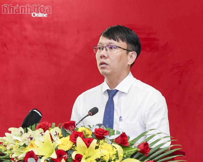 Phó Chủ tịch UBND tỉnh Nguyễn Thanh Hà trả lời chất vấn của đại biểu HĐND tỉnh.