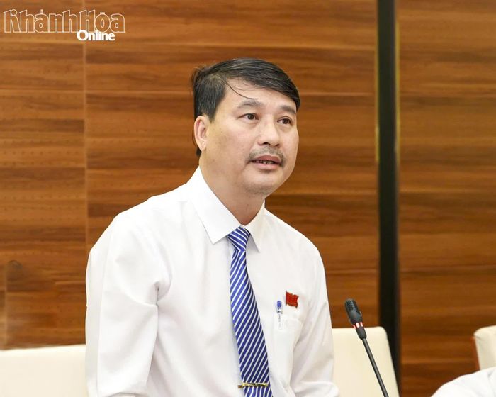 Đại biểu HĐND tỉnh Khổng Trung Thắng - Phó Hiệu trưởng Trường Đại học Nha Trang nêu câu hỏi chất vấn.