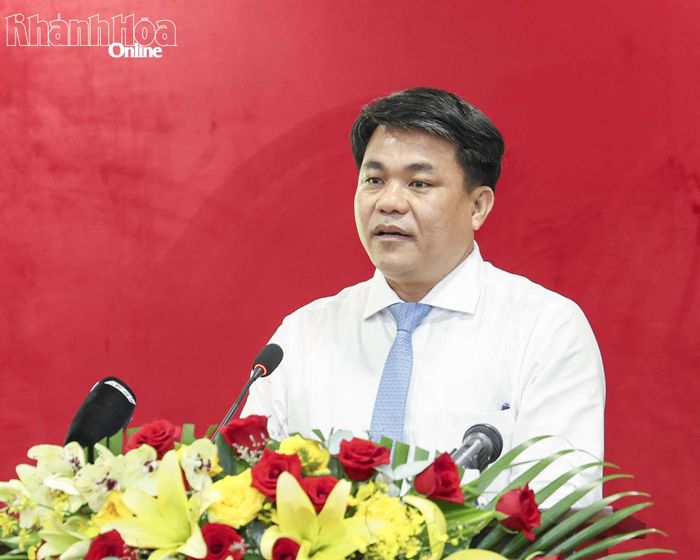 Giám đốc Sở Nông nghiệp và Môi trường Nguyễn Duy Quang trả lời chất vấn của đại biểu HĐND tỉnh.