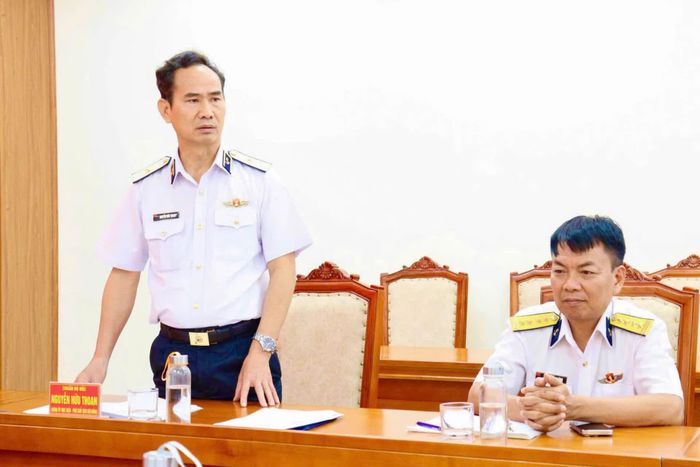 Chuẩn Đô đốc Nguyễn Hữu Thoan phát biểu tại hội nghị.