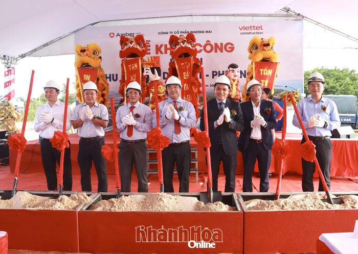 Các đại biểu thực hiện nghi lễ khởi công.