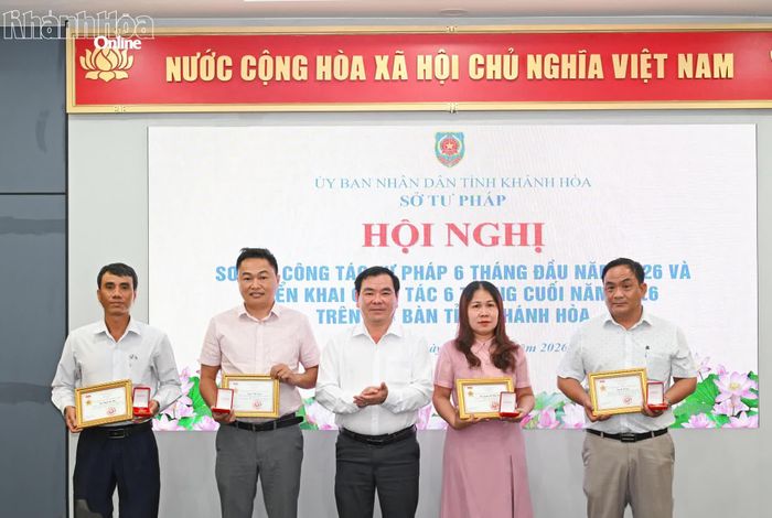 Ông Trần Văn Hiếu - Giám đốc Sở Tư pháp trao kỷ niệm chương cho các cá nhân.