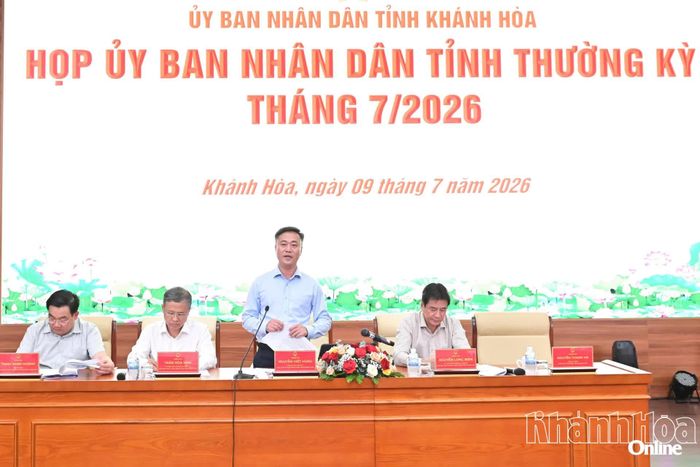 Đồng chí Nguyễn Việt Hùng phát biểu kết luận cuộc họp.