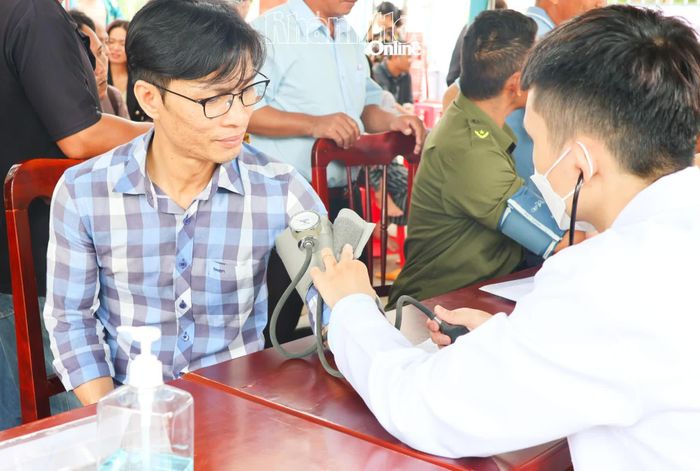 Người tham gia được khám sàng lọc sức khỏe trước khi hiến máu tình nguyện.
