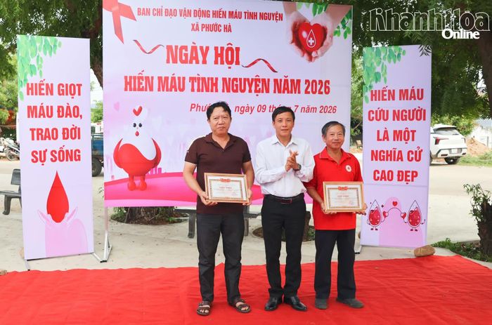 Lãnh đạo xã Phước Hà trao giấy khen cho hộ gia đình có thành tích tiêu biểu trong phong trào hiến máu tình nguyện.