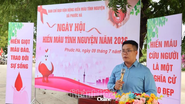Lãnh đạo UBND xã Phước Hà kêu gọi cán bộ, đảng viên và Nhân dân tích cực tham gia hiến máu tình nguyện.