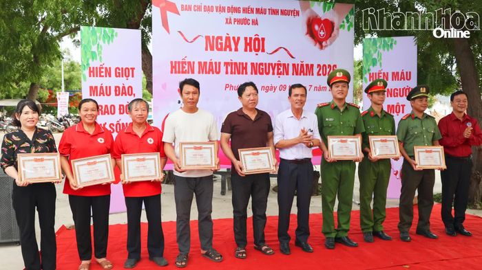 Lãnh đạo xã Phước Hà trao giấy khen cho các cá nhân có thành tích tiêu biểu trong phong trào hiến máu tình nguyện.