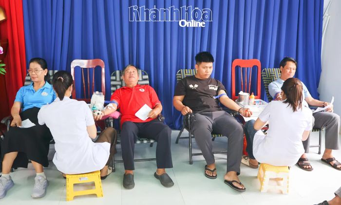 Đoàn viên, hội viên và người dân tham gia hiến máu tình nguyện tại ngày hội.