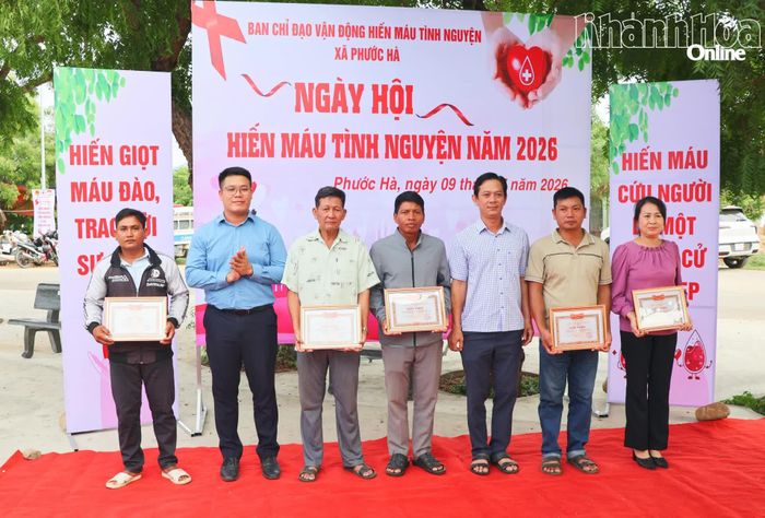 Lãnh đạo xã Phước Hà trao giấy khen cho các cá nhân có thành tích tiêu biểu trong phong trào hiến máu tình nguyện.