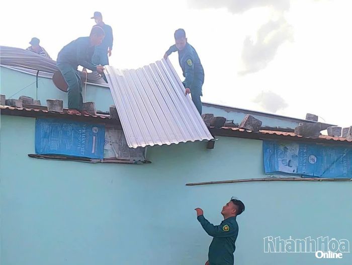 Lực lượng dân quân hỗ trợ gia đình khắc phục hậu quả.