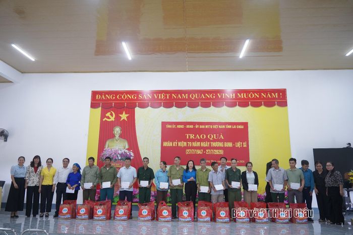... tặng quà các hộ gia đình người có công, thân nhân người có công tại xã Mường Than.