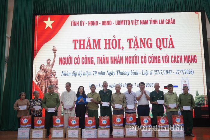 Các đồng chí lãnh đạo tỉnh, xã tặng quà cho các hộ gia đình người có công, thân nhân người có công tại xã Than Uyên.