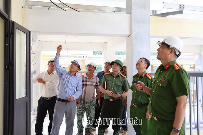 Đại tá Phạm Hải Đăng - Phó Giám đốc Công an tỉnh kiểm tra các hạng mục thuộc dự án Trường Phổ thông nội trú liên cấp Tiểu học và THCS Pa Tần. 