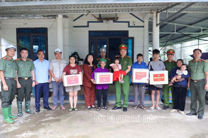 Đoàn công tác tặng quà cho các gia đình.