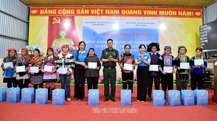 Đoàn công tác trao quà cho hội viên phụ nữ có hoàn cảnh khó khăn trên địa bàn xã Dào San.