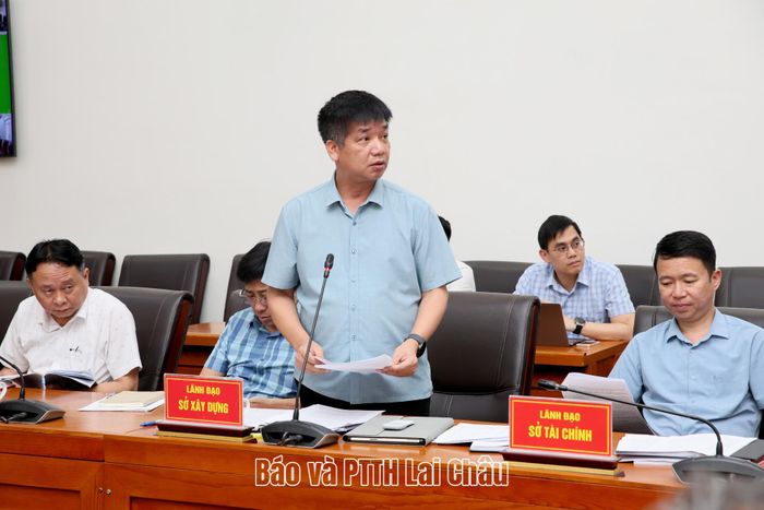 Lãnh đạo Sở Xây dựng báo cáo tóm tắt công tác chuẩn bị đầu tư dự án cao tốc Bảo Hà - Lai Châu (CT.13).