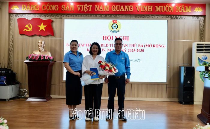 Đại diện lãnh đạo LĐLĐ tỉnh tặng hoa chia tay đồng chí Ủy viên Ban Chấp hành LĐLĐ tỉnh khóa XIV, nhiệm kỳ 2025-2030.