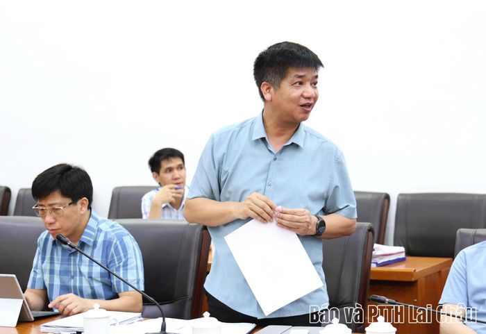 Lãnh đạo Sở Xây dựng phát biểu tại cuộc họp.
