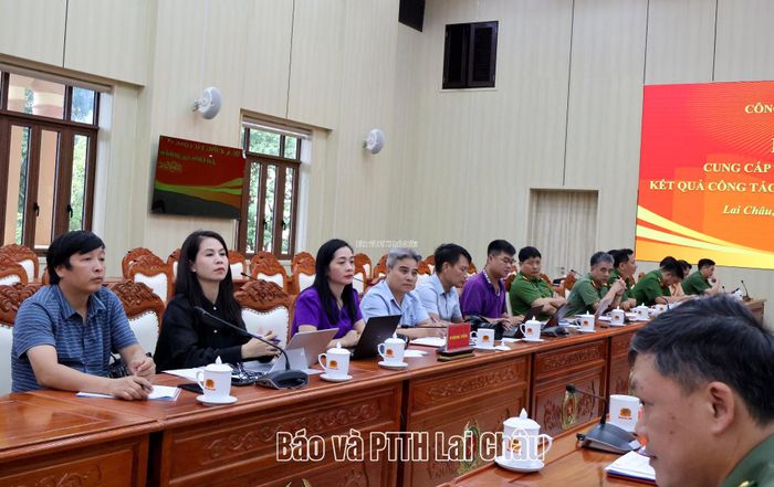 Các đại biểu dự họp báo.