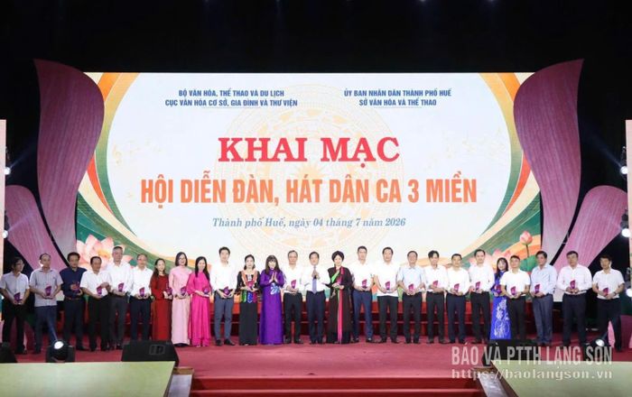 Đại diện Đoàn nghệ thuật quần chúng các tỉnh, thành phố nhận cúp lưu niệm của Ban Tổ chức chương trình