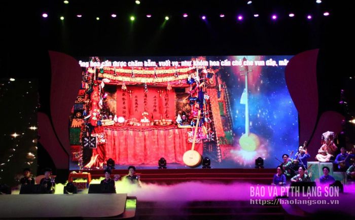 Tiết mục hát then cổ: Pủ va, pủ bjoóc “Vun hoa bà mụ” do các diễn viên Đoàn nghệ thuật quần chúng Trung tâm Văn hóa tỉnh Lạng Sơn biểu diễn đoạt huy chương bạc tại hội diễn