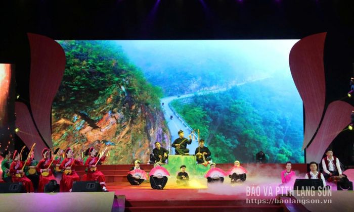 Tiết mục hòa tấu đàn tính “Giai điệu quê hương” do các diễn viên Đoàn nghệ thuật quần chúng Trung tâm Văn hóa tỉnh Lạng Sơn biểu diễn đoạt huy chương bạc tại hội diễn