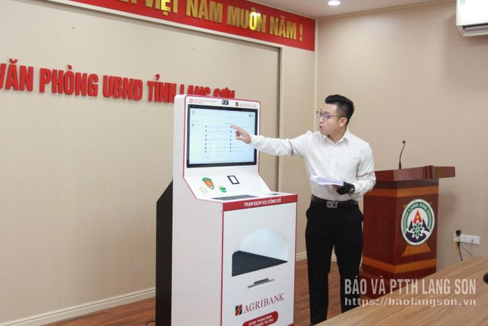 Đại diện Công ty Cổ phần Đầu tư và Kỹ thuật Công nghệ Phương Đông (Hà Nội) hướng dẫn đại biểu sử dụng Trạm dịch vụ công số