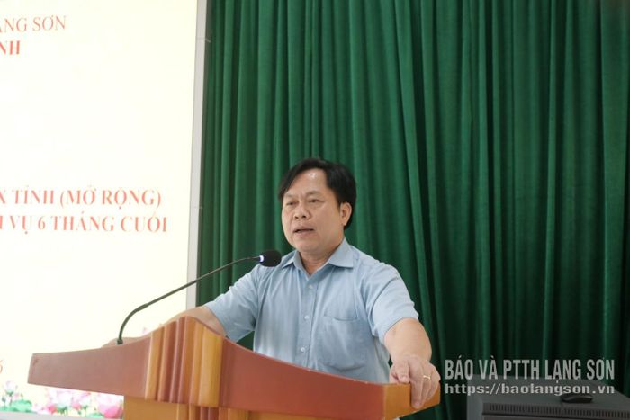 Lãnh đạo Sở Nông nghiệp và Môi trường trao đổi một số nội dung liên quan đến lĩnh vực ngành phụ trách tại hội nghị