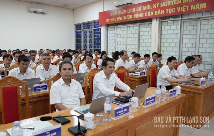 Lãnh đạo, cán bộ, công nhân viên Công ty Điện lực Lạng Sơn dự hội nghị