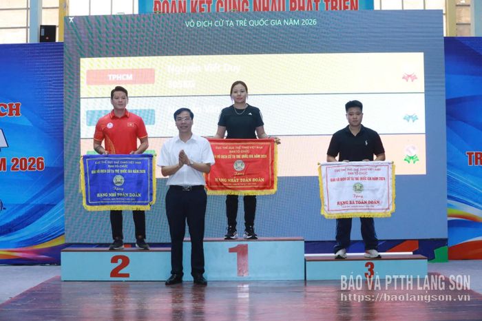 Đại diện Ban Tổ chức trao cờ lưu niệm giải Nhất, Nhì, Ba toàn đoàn cho các đoàn xuất sắc nhất Giải vô địch cử tạ trẻ quốc gia năm 2026 