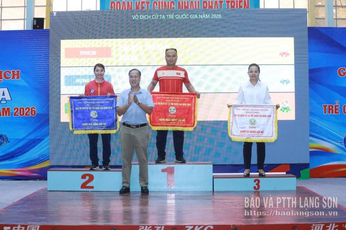 Đại diện Ban Tổ chức trao giải Nhất, Nhì, Ba cho đại diện các đoàn xuất sắc nhất đồng đội nữ