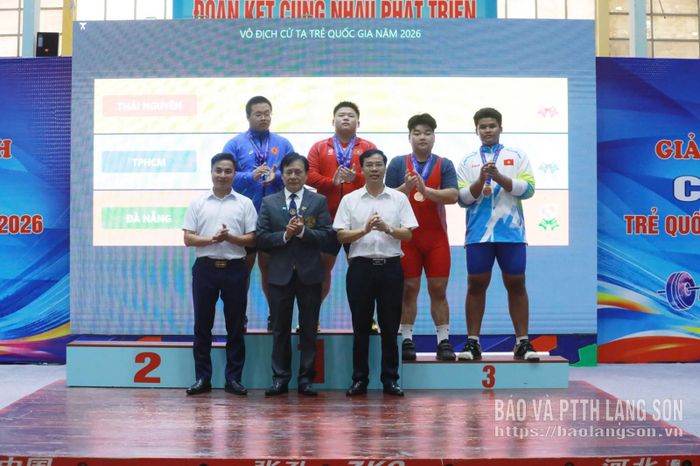 Ban Tổ chức trao giải cho các vận động viên xuất sắc nhất hạng cân 110 kg nam